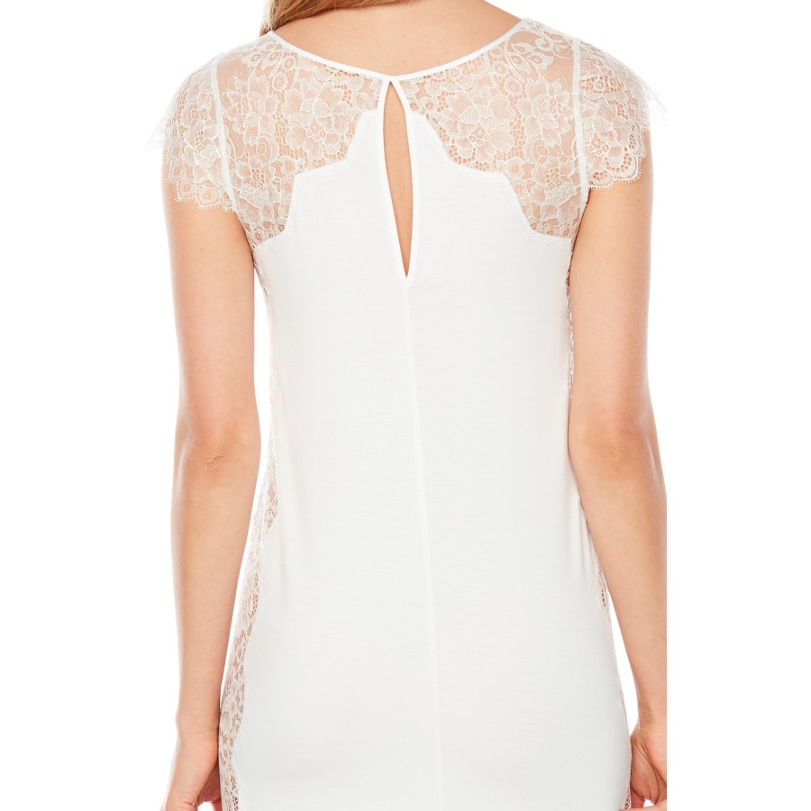 Camisón corto micromodal mujer cerca del tejido